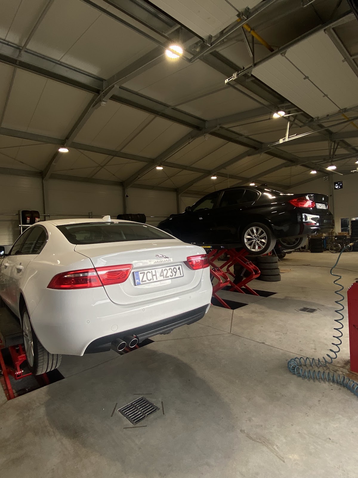 Samochody na podnośnikach nożycowych — mechanika T&R Serwis